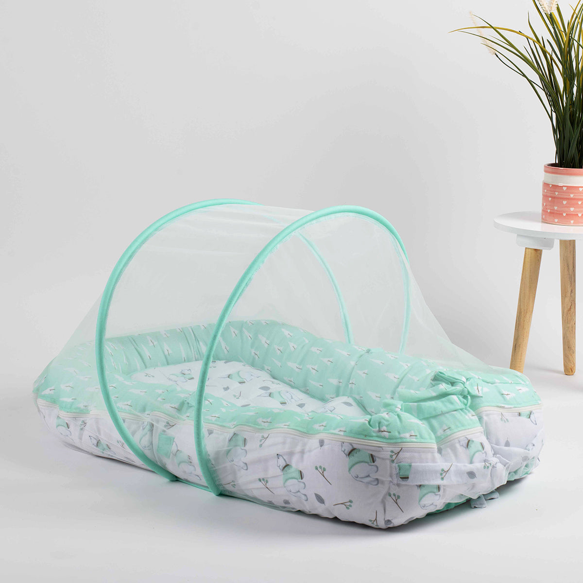 Tiny Snooze Reversible Baby Nest- Arctic