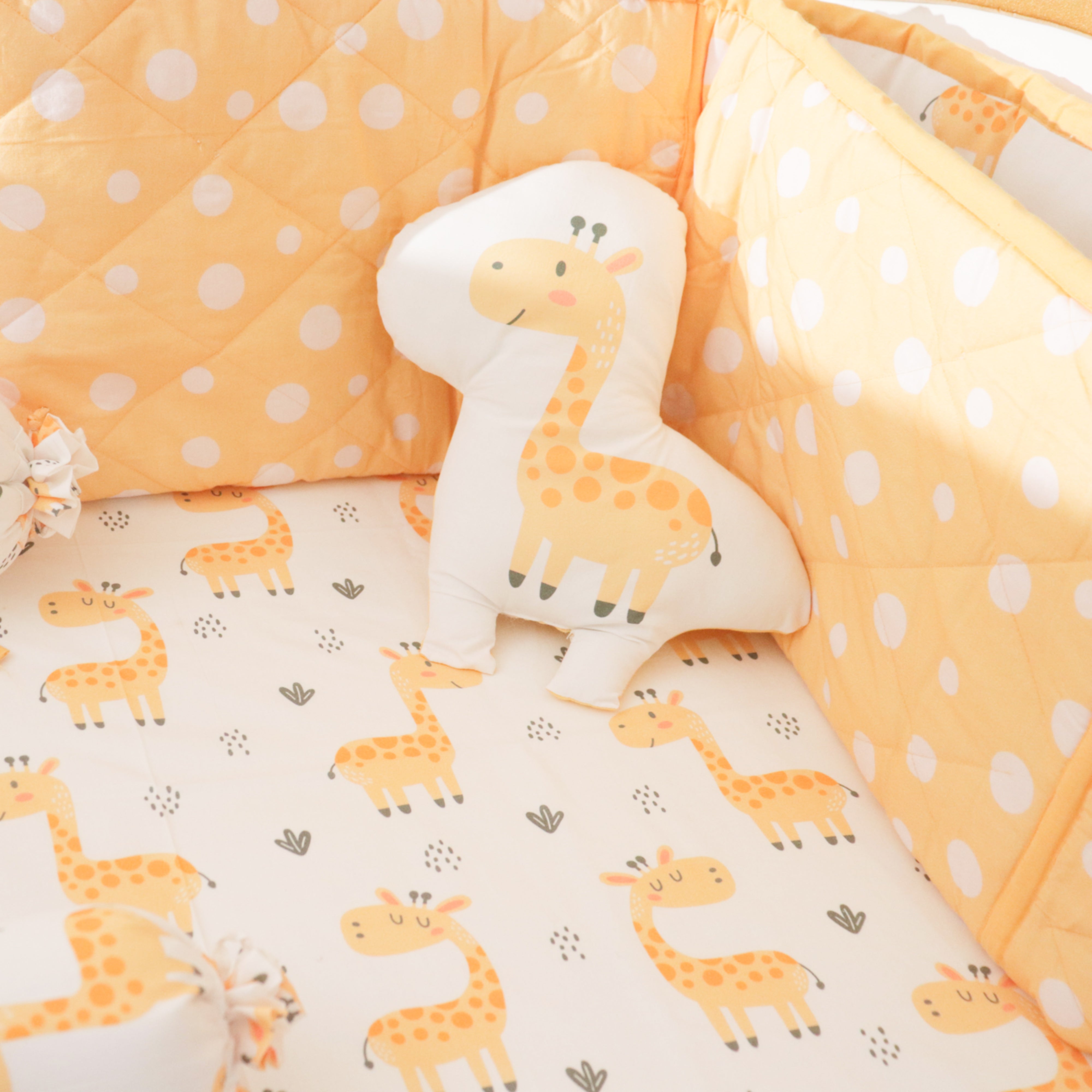 Baby Giraffe - Quilted Cot Bumper