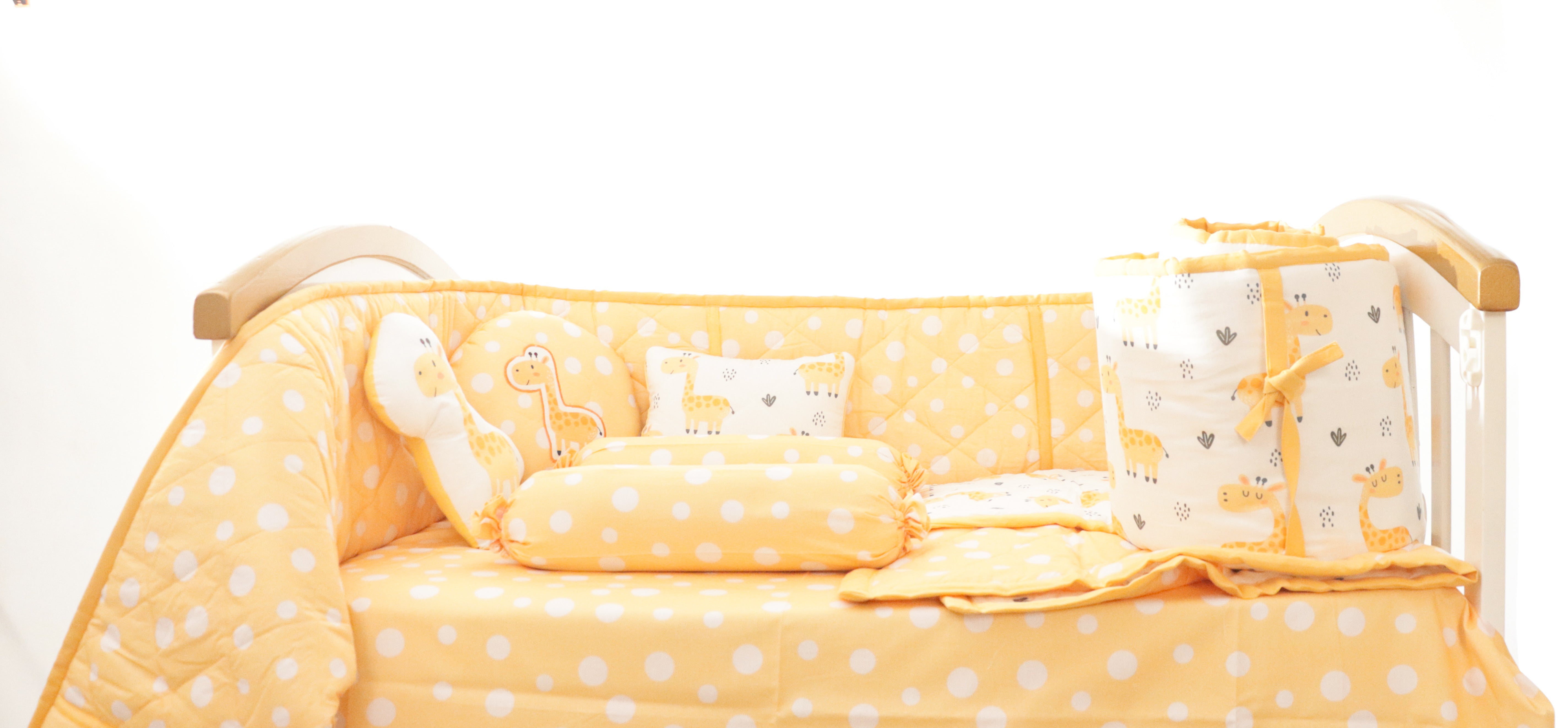 Baby Giraffe - Quilted Cot Bumper