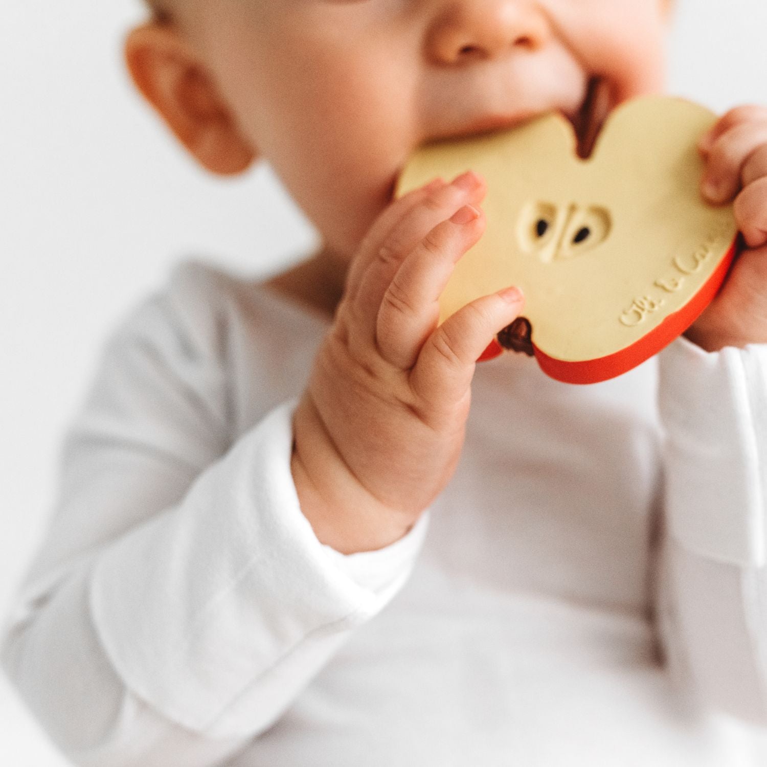 Oli & Carol Pepita The Apple Natural Rubber Teether