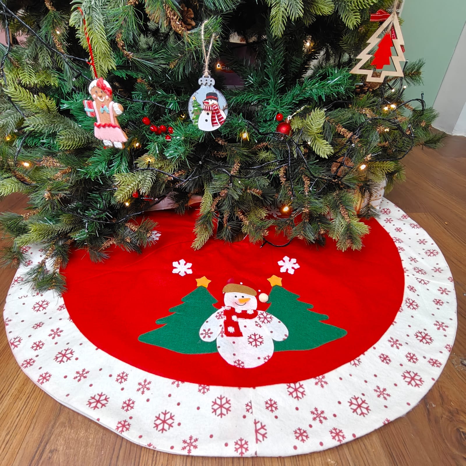 Personalised 42'' Tree Skirt – Snowman Wonderland