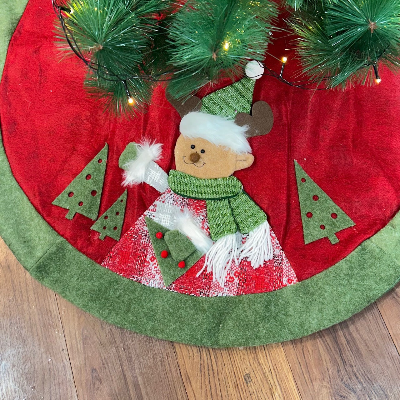 42" Tree Skirts - Reindeer's Winter Wrap