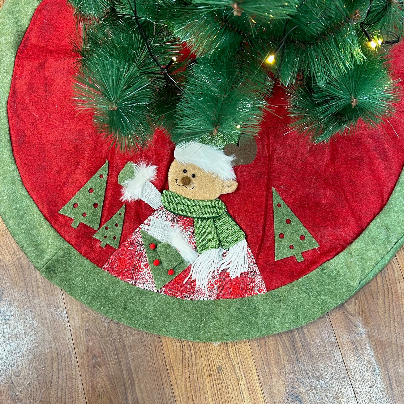 42" Tree Skirts - Reindeer's Winter Wrap