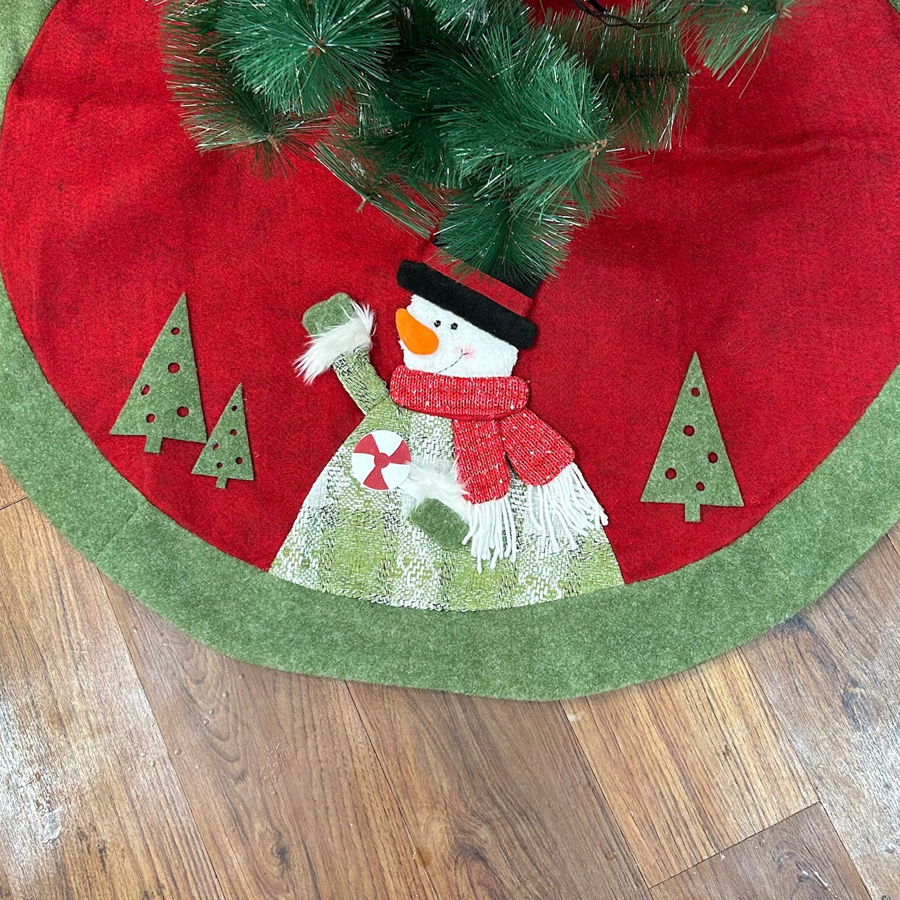 42" Tree Skirts - Snowman’s Winter Wrap