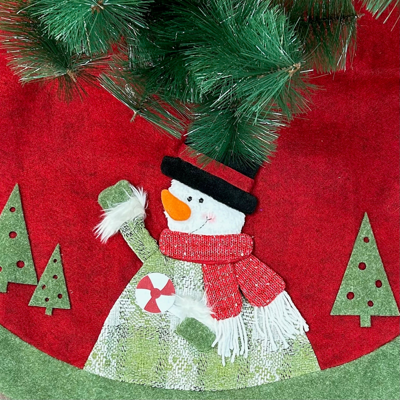 42" Tree Skirts - Snowman’s Winter Wrap