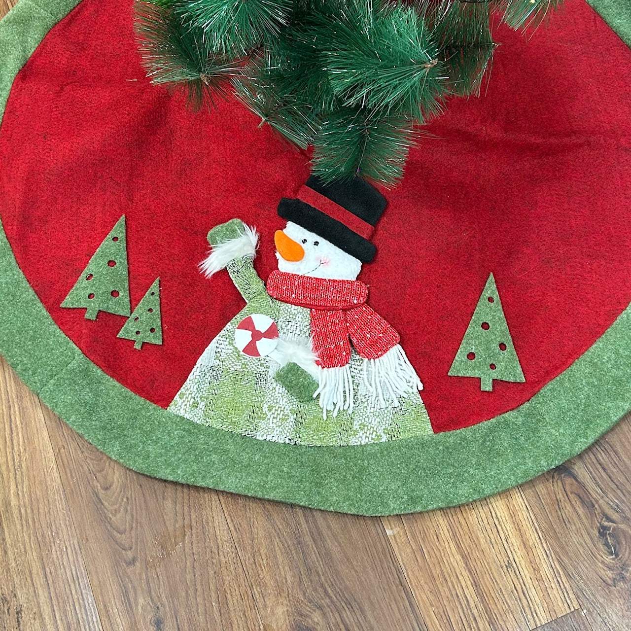 42" Tree Skirts - Snowman’s Winter Wrap