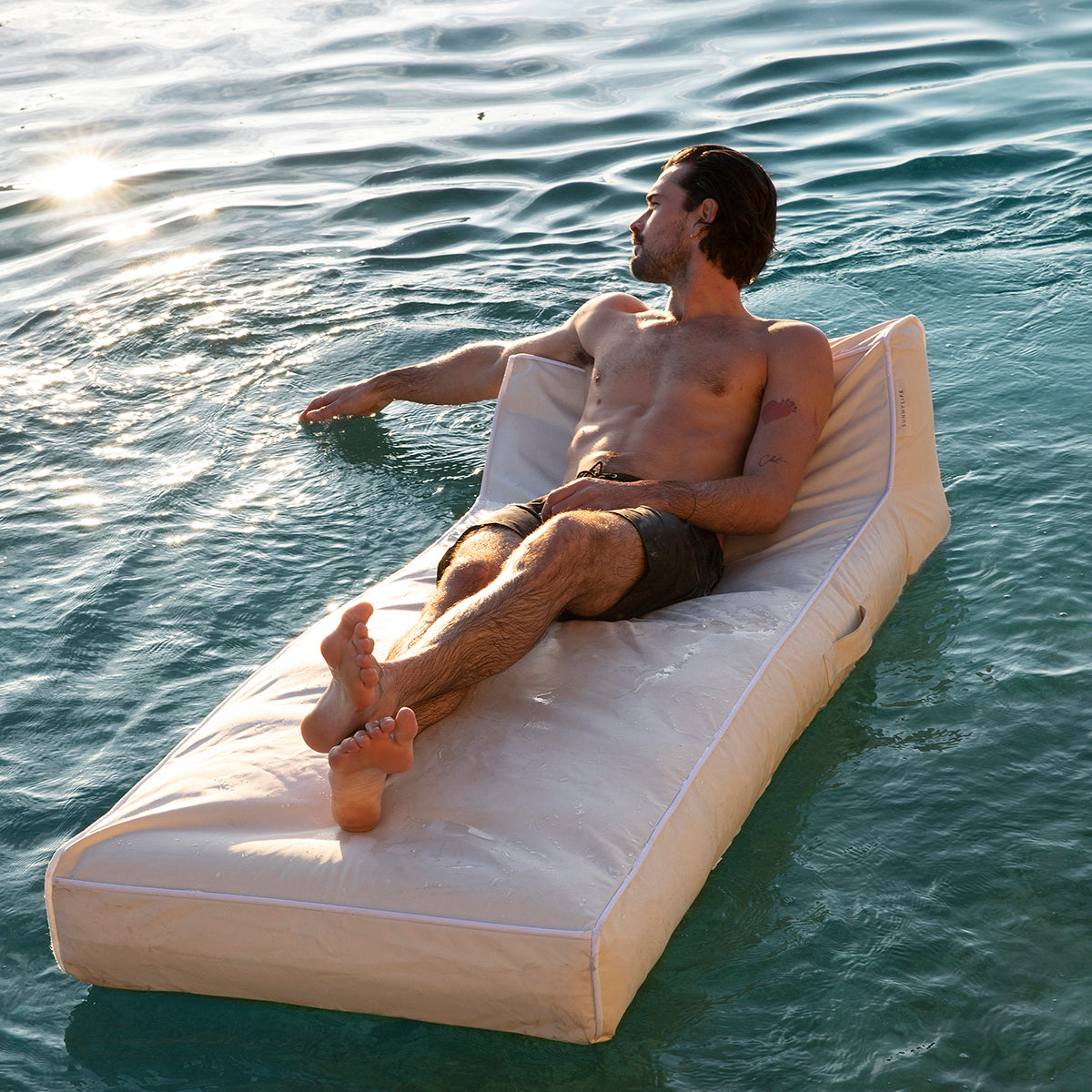 SUNNYLiFE Pearl color inflatable Luxe Lie-On Lounger Casa Blanca
