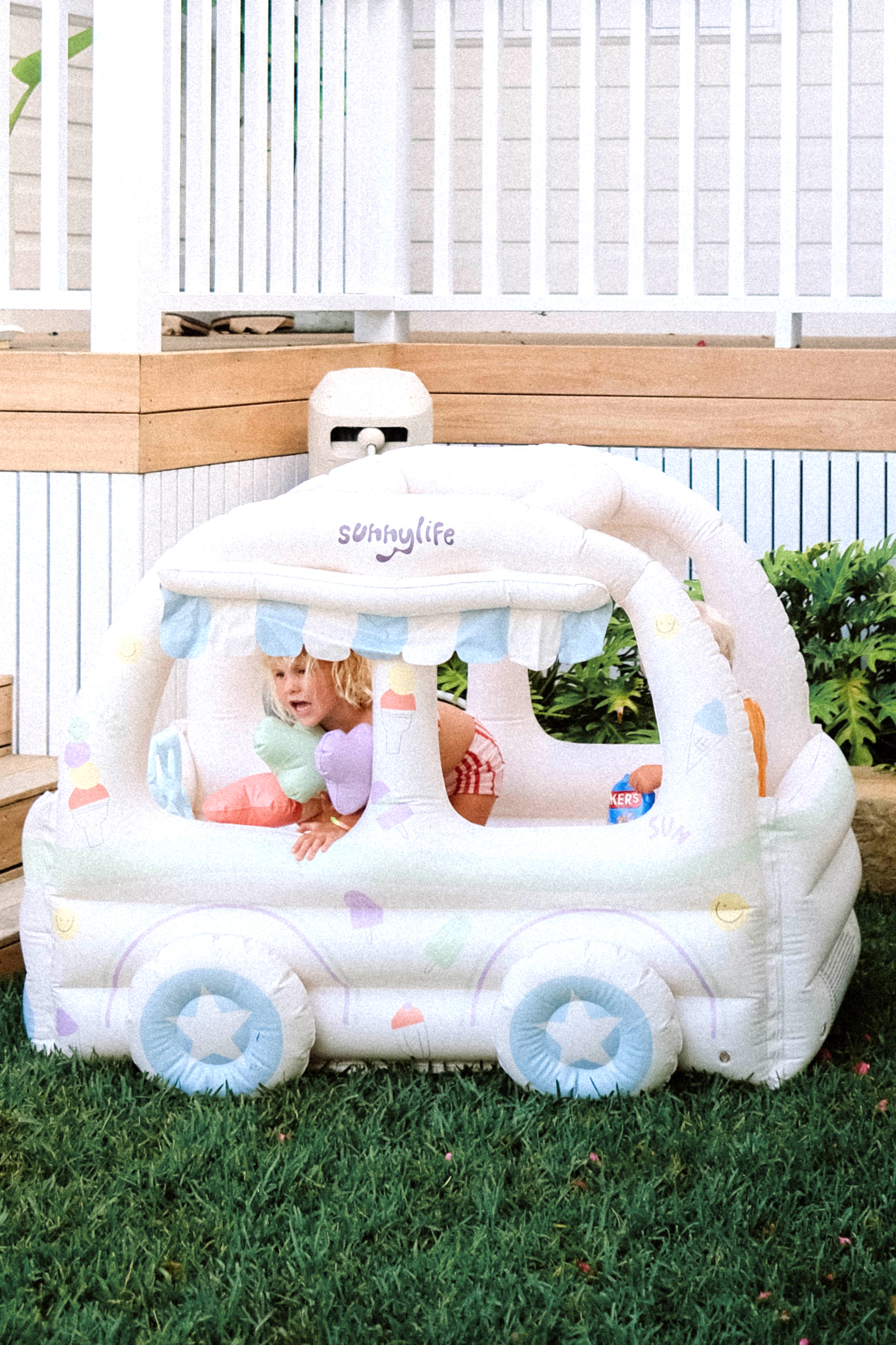 SUNNYLiFE Inflatable Cubby Summer Sundae Multi