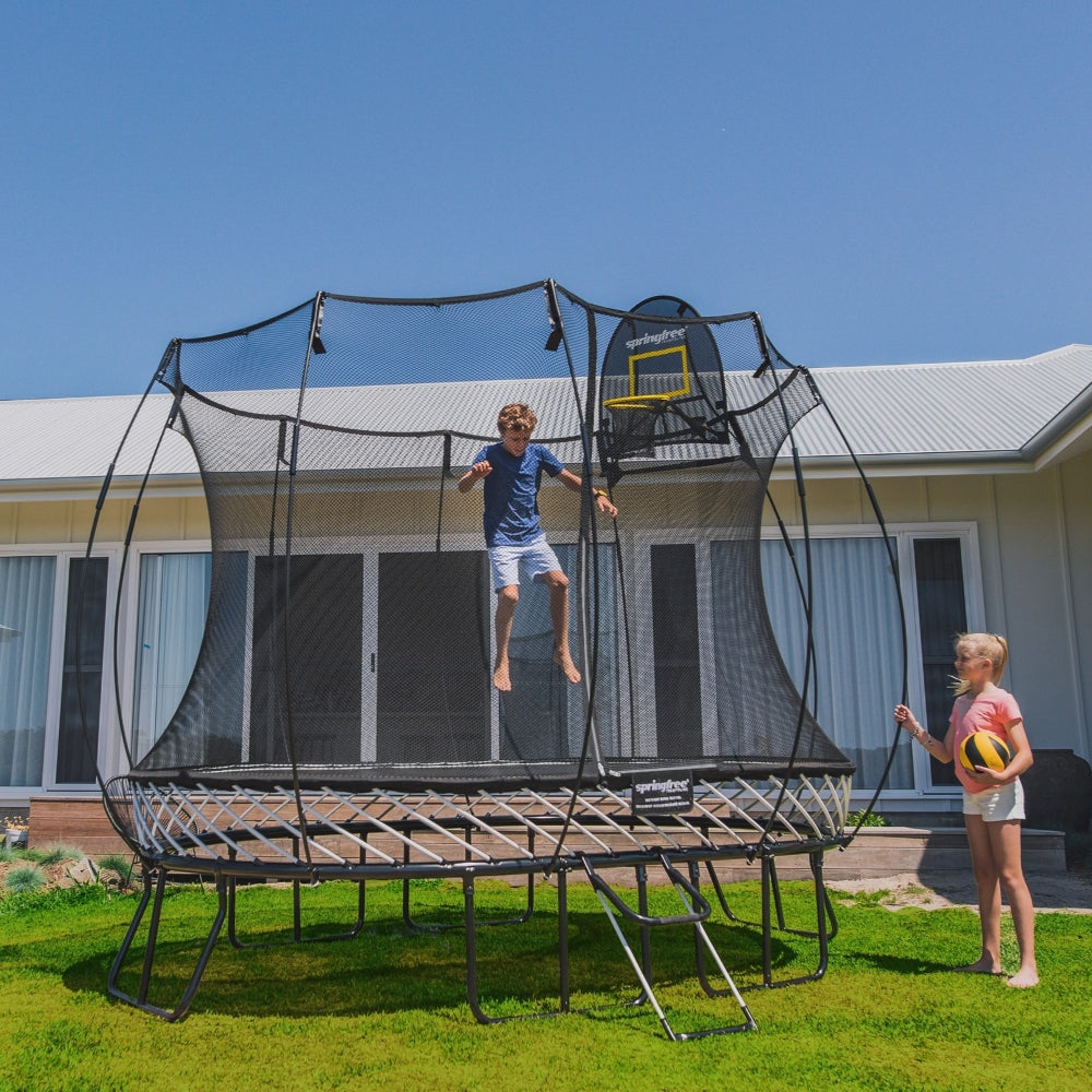 Springfree Medium Oval Trampoline With Enclosure